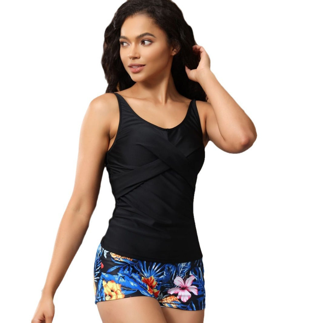 Women's tankini set with floral shorts design and elegant top Chic und Stil