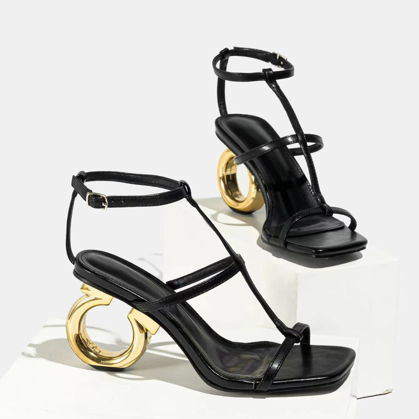 Sandales pour femmes avec détail de bague à la mode et design de sangle élégant Chic und Stil