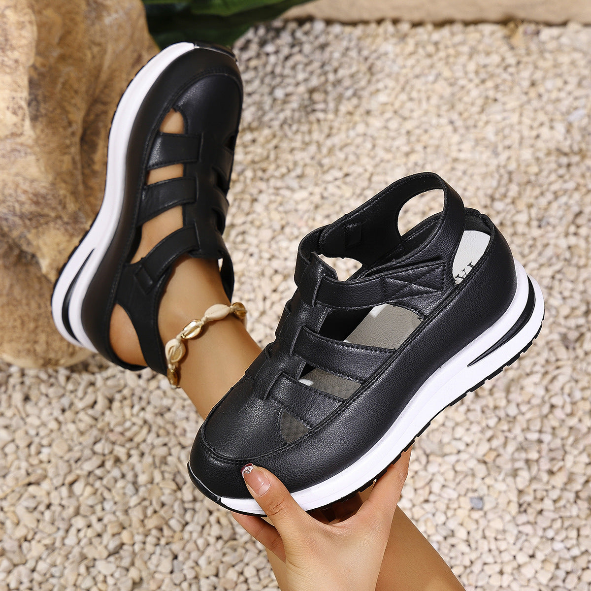 Sandales confortables pour femmes avec des rayures croisées à la mode et un matériau supérieur respirant Chic und Stil.