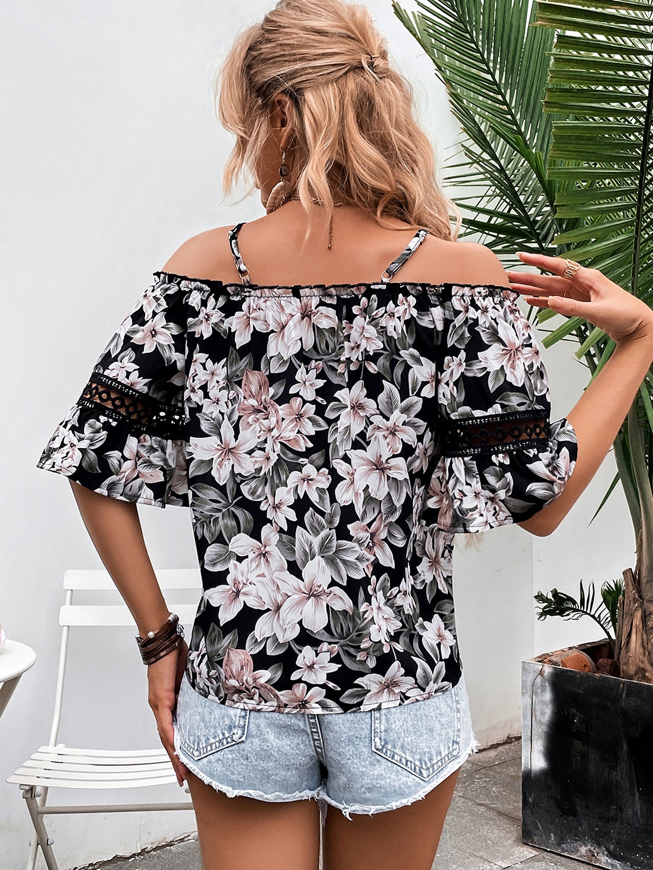 Chemisier féminin décolleté avec motifs floraux et accents en dentelle Chic und Stil