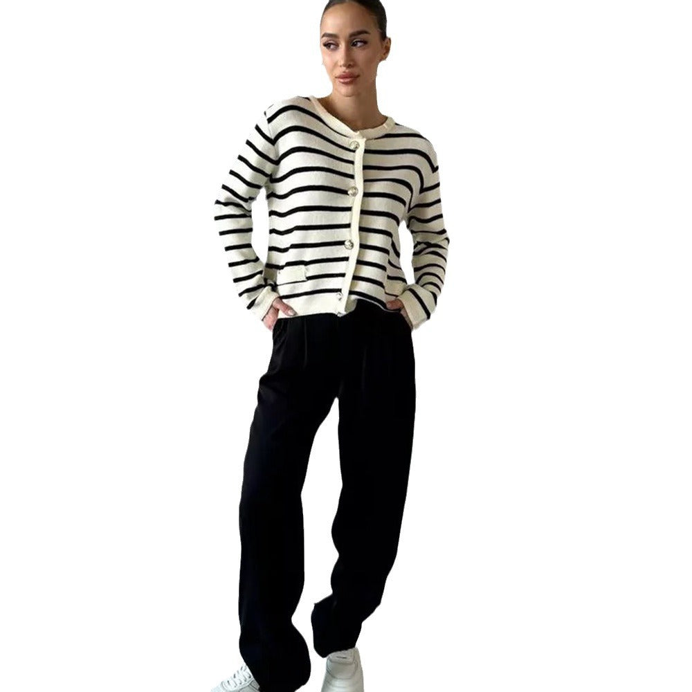 Cardigan rayé féminin à la mode avec des détails de boutons et un matériau doux Chic und Stil