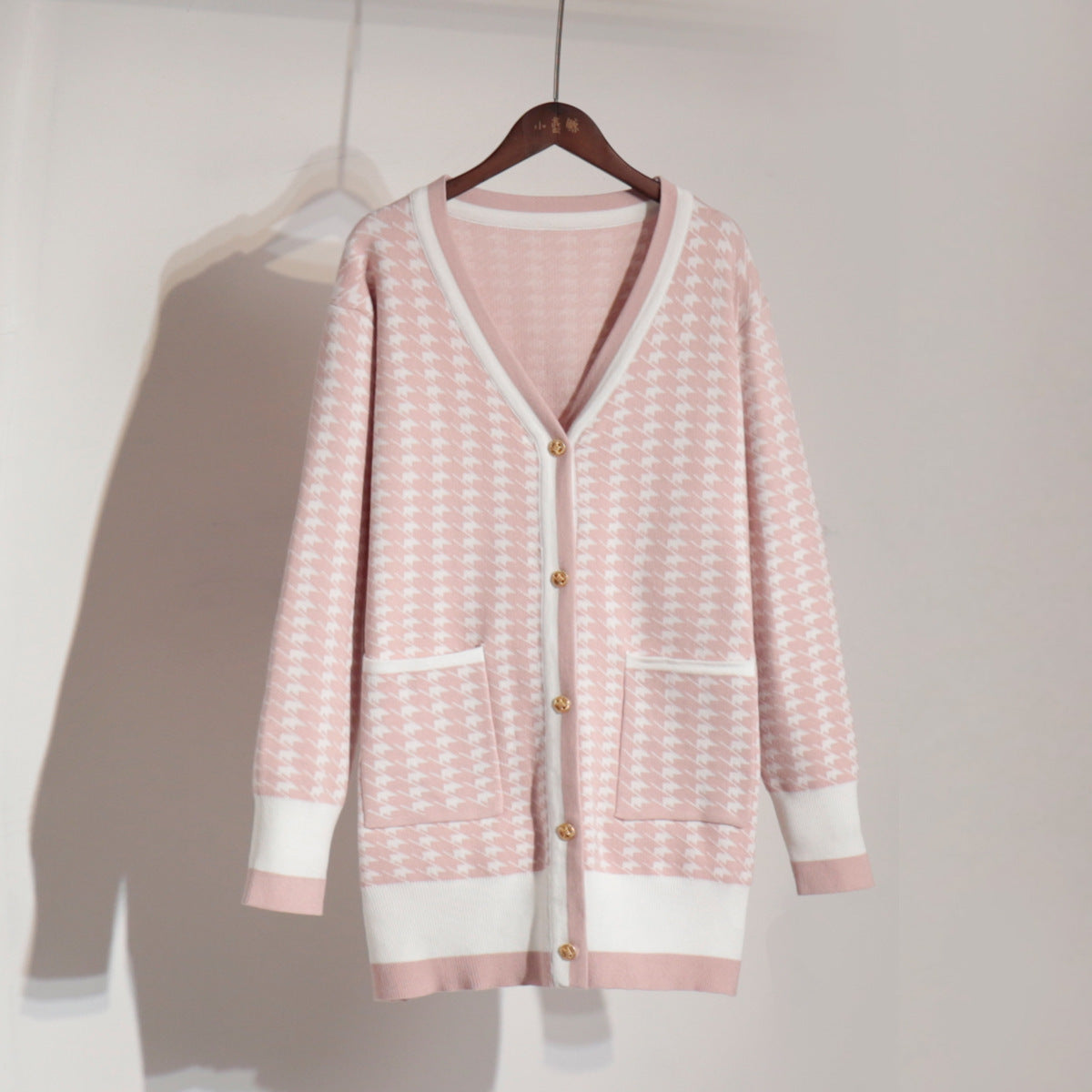 Cardigan en tricot pour femmes avec un motif classique pied-de-poule et patte de boutonnage Chic und Stil