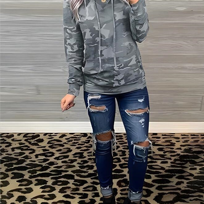 Pull à capuche décontracté pour femmes avec détails de boutons et motif camouflage moderne Chic und Stil