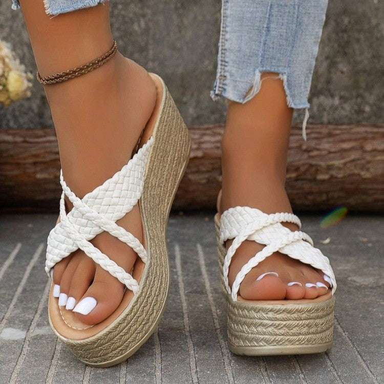 Chaussons à plateforme pour femmes avec design de sangle tressée et semelle antidérapante Chic und Stil