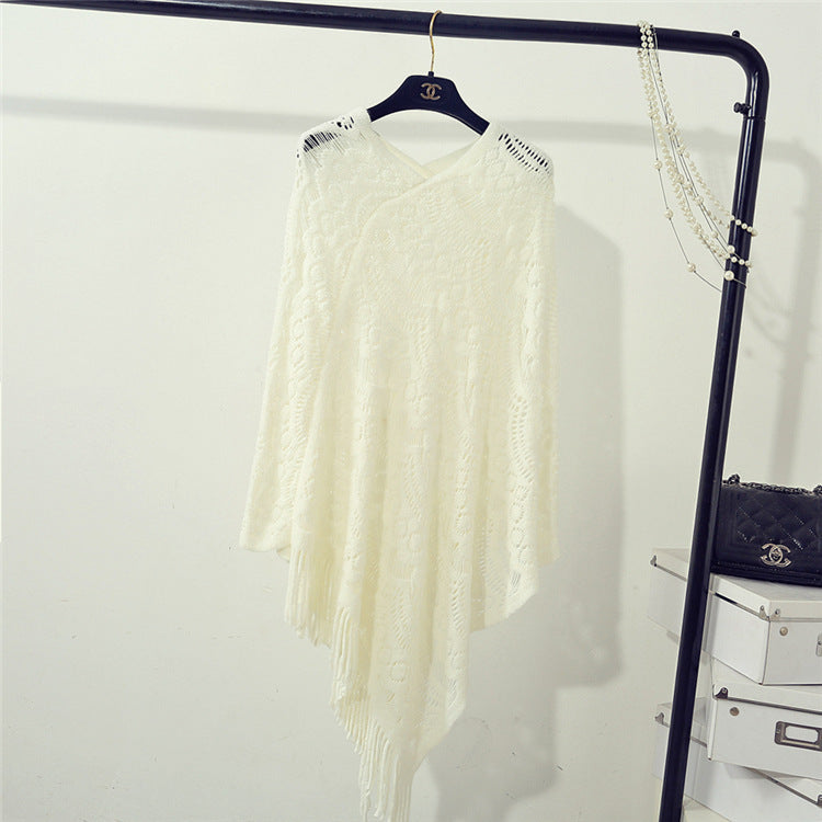 Poncho en tricot pour dames avec des motifs en crochet artistiques et des franges Chic und Stil