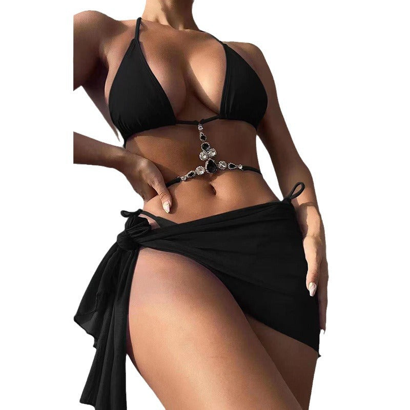 Bikini triangle pour femmes avec des détails en bijou glamour et une jupe asymétrique Chic und Stil