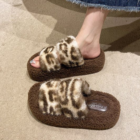Chaussures d'intérieur pour femmes avec dessus en peluche douillet et accents élégants de léopard Chic und Stil