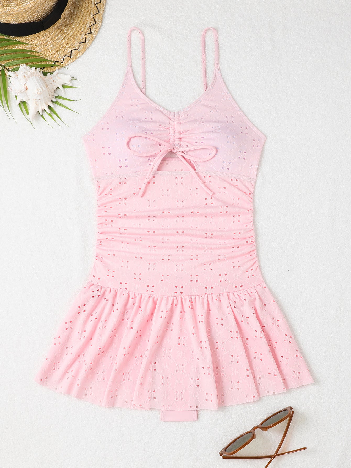 Maillot de bain femme avec un design élégant à volants et de délicats détails en découpe Chic und Stil