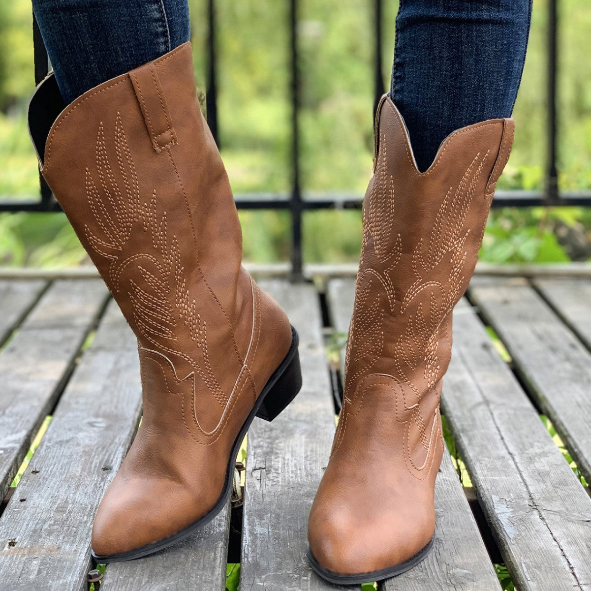 Bottes de cowboy pour femmes avec talons hauts et broderies artistiques Chic und Stil