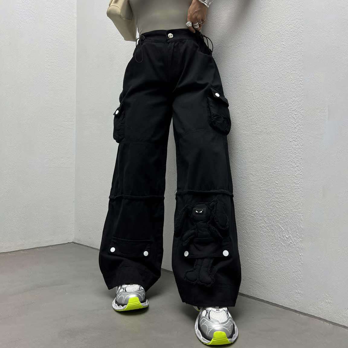 Wide cargo pants for women with innovative applications Chic und Stil