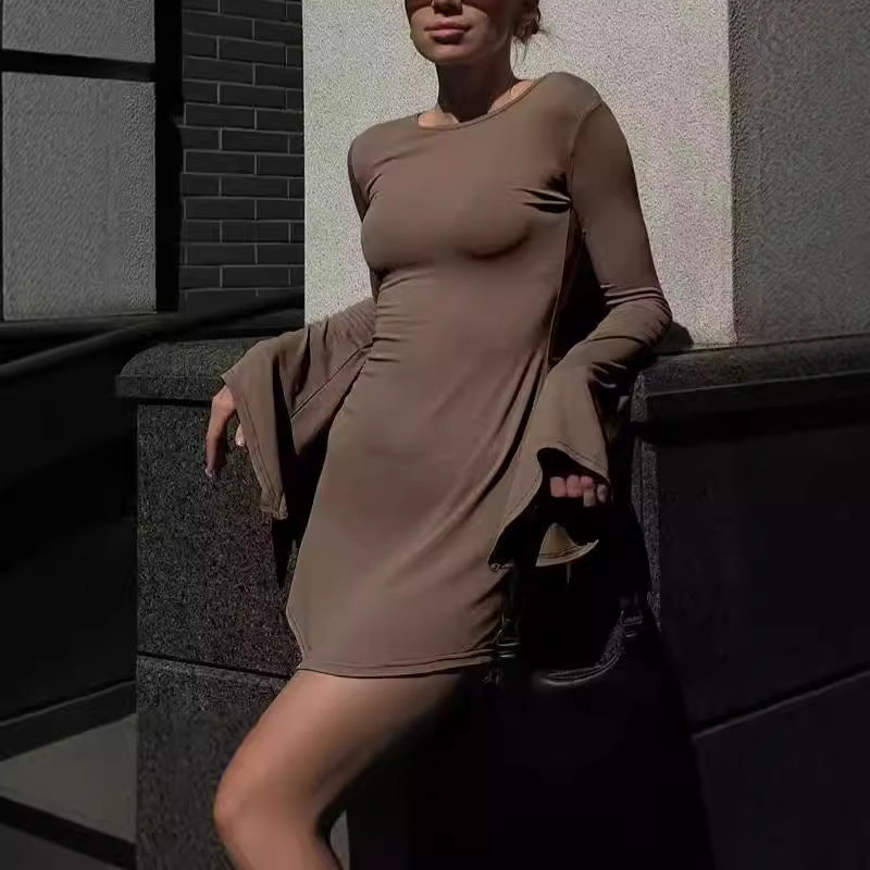 Robe mini pour dames avec élégants manches en trompette et coupe sculptante Chic und Stil