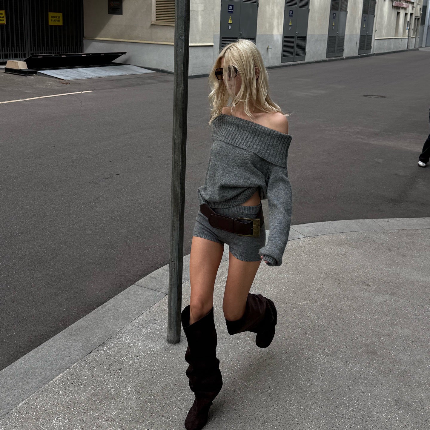 Pull en tricot surdimensionné pour femmes avec design d'épaule délicat et shorts sportifs Chic und Stil