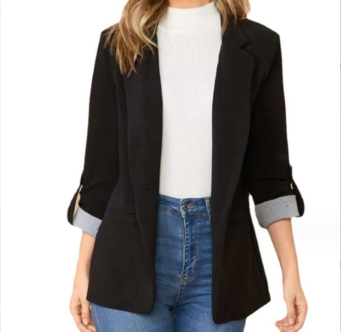 Blazer féminin à la mode avec des manches retroussables et des détails texturés Chic und Stil