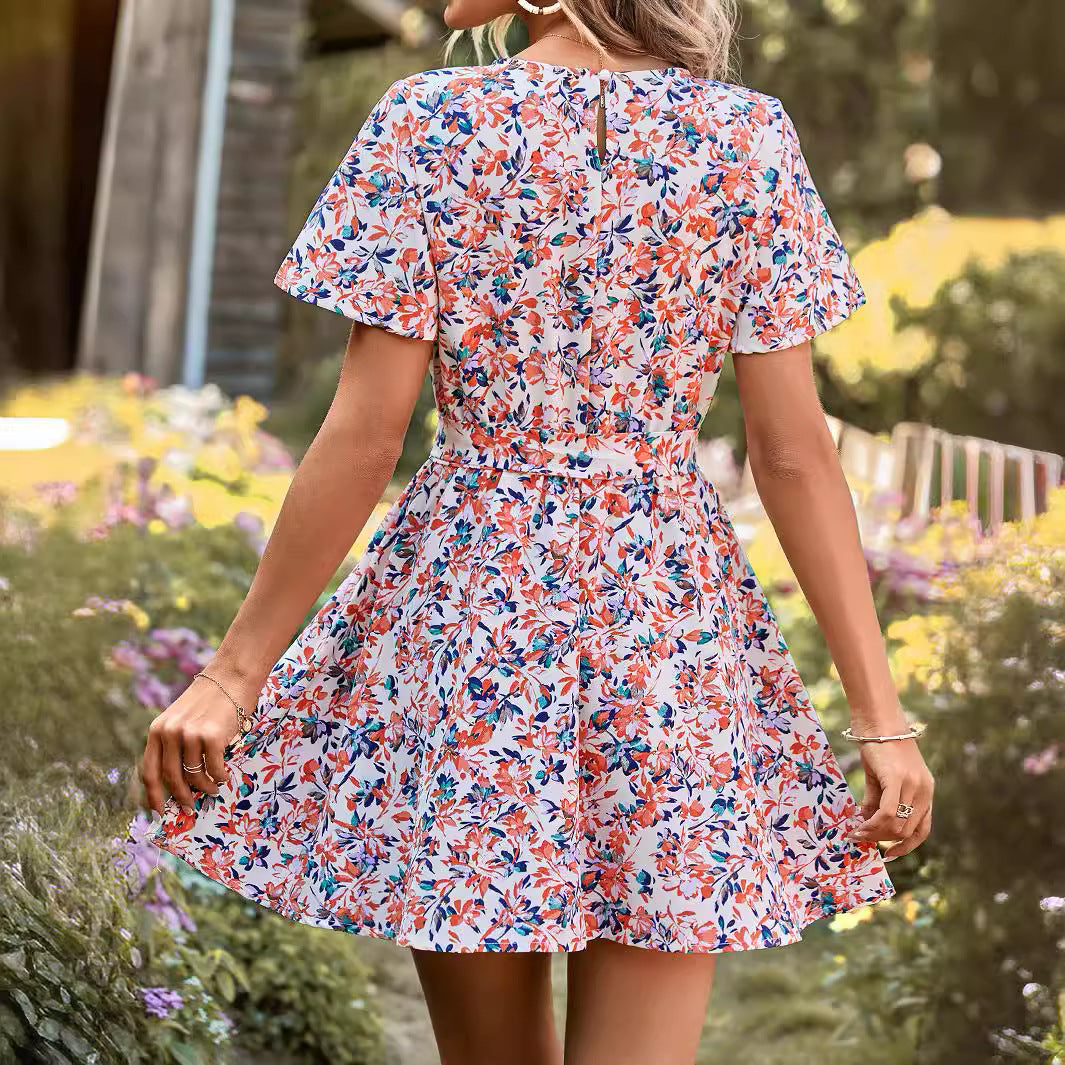 Robe midi à fleurs pour femmes avec lien à la taille et ourlet ondulant Chic und Stil