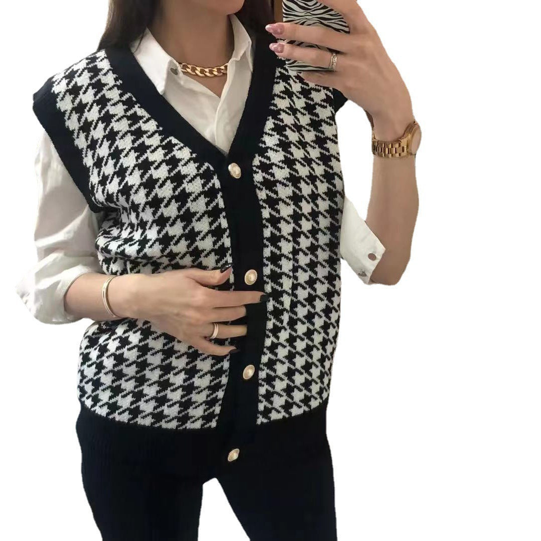 Gilet sans manches pour femmes en tricot avec un motif à carreaux classique et des boutons décoratifs Chic und Stil