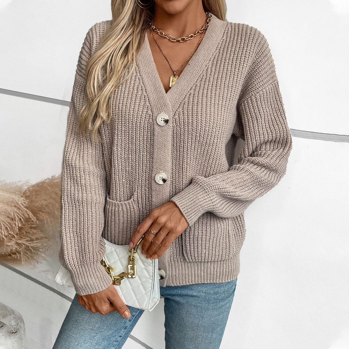 Veste en tricot pour femmes avec décolleté en V profond et poches pratiques Chic und Stil