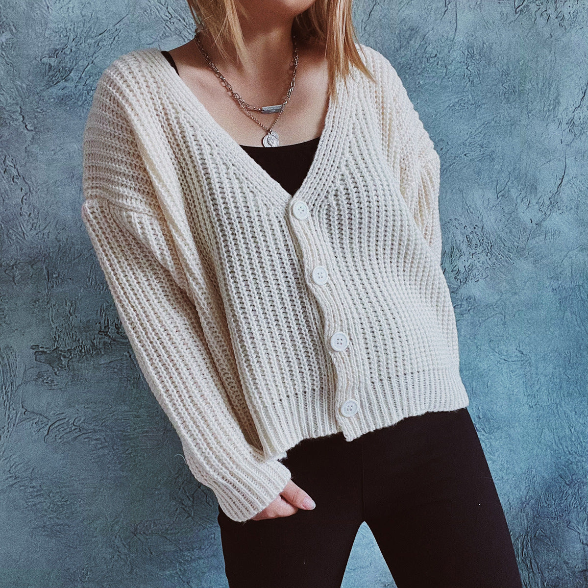 Dames pull-over tricot moelleux avec des détails de bouton modernes et une coupe ample Chic und Stil