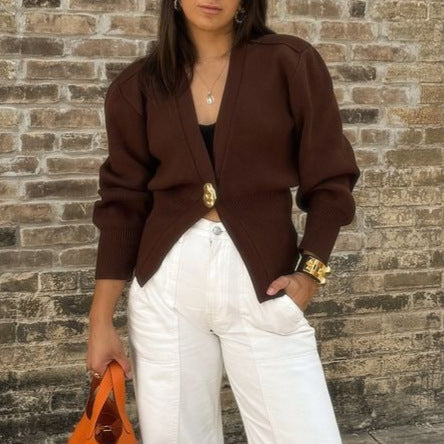 Cardigan en tricot élégant pour femmes avec décolleté en V profond et bouton décoratif Chic und Stil