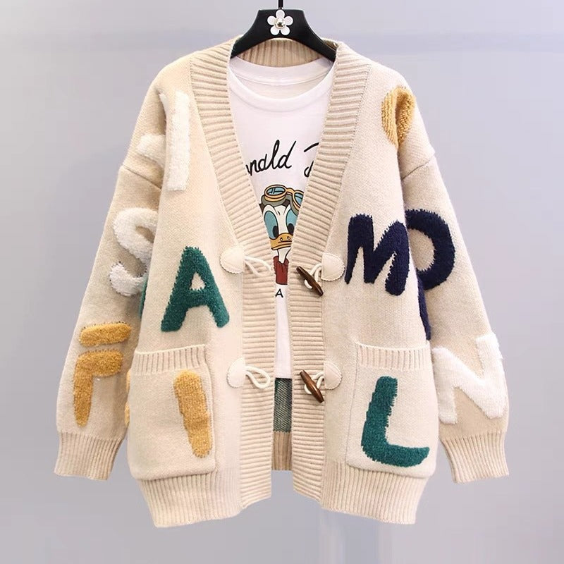Cardigan en tricot épais pour dames avec des applications créatives et de grandes poches Chic und Stil