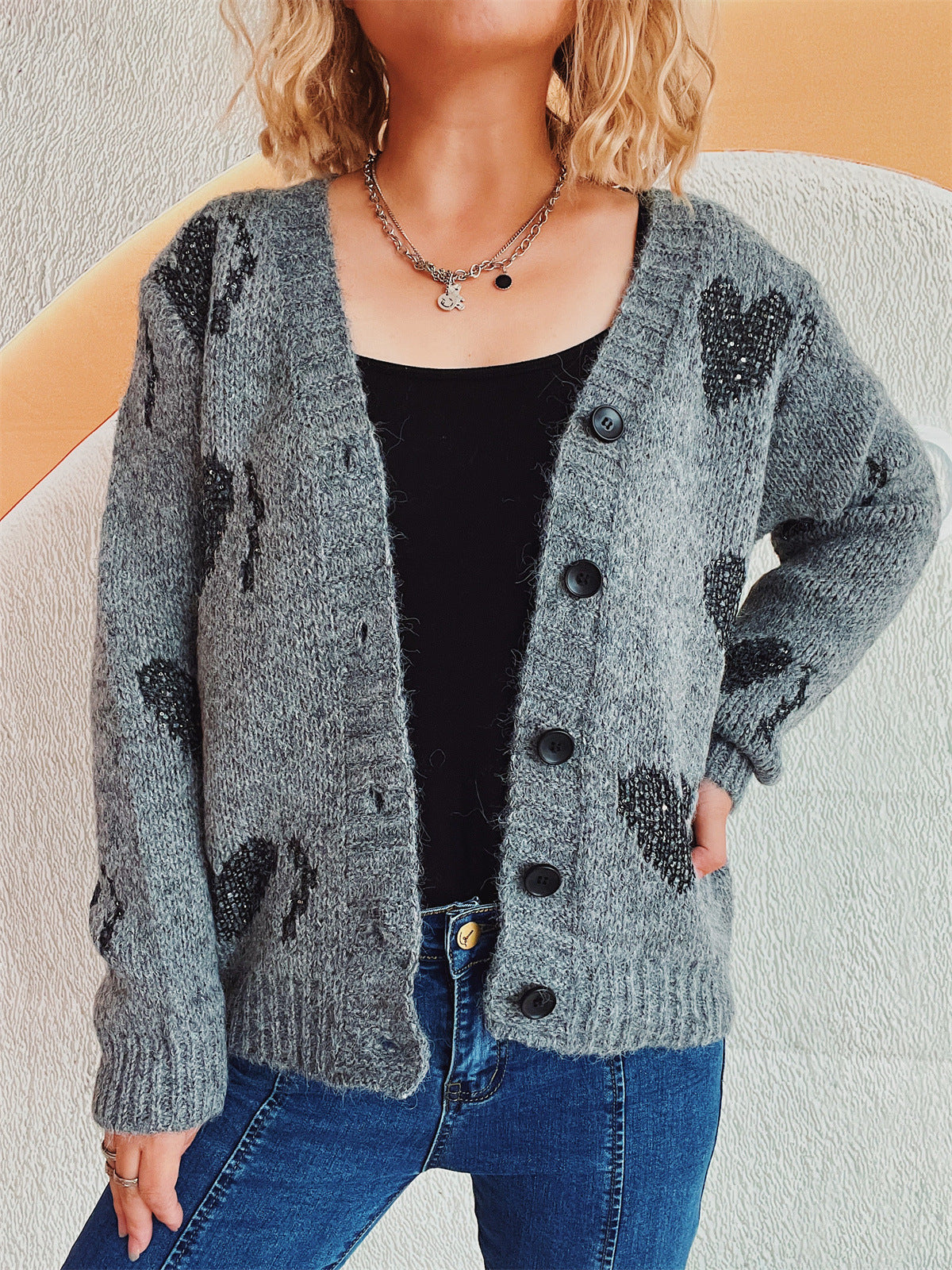 Cardigan en tricot pour femmes avec motif en forme de cœur et détails de boutons Chic und Stil