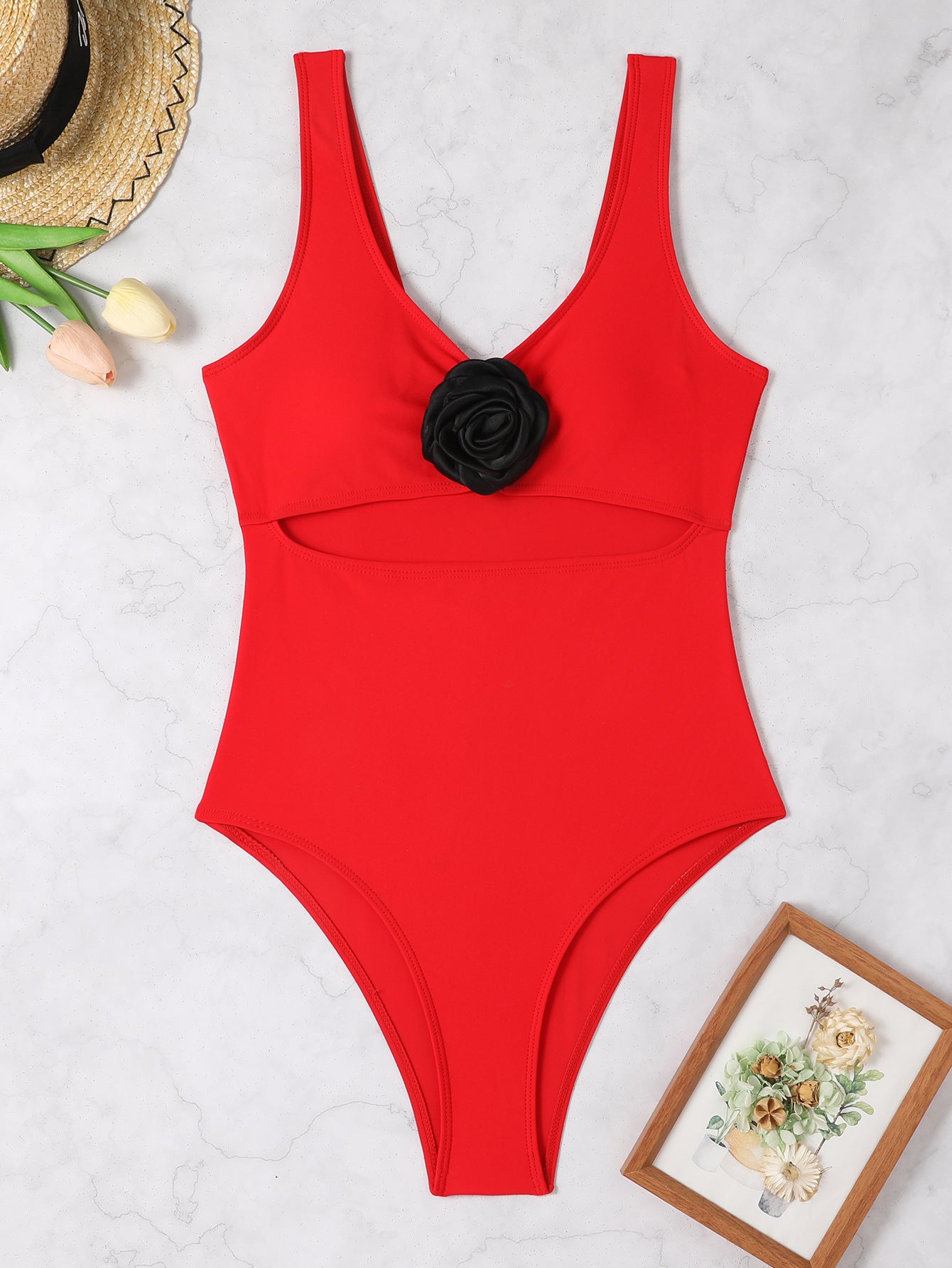 Maillot de bain une pièce pour femmes avec détail floral et décolleté échancré Chic und Stil