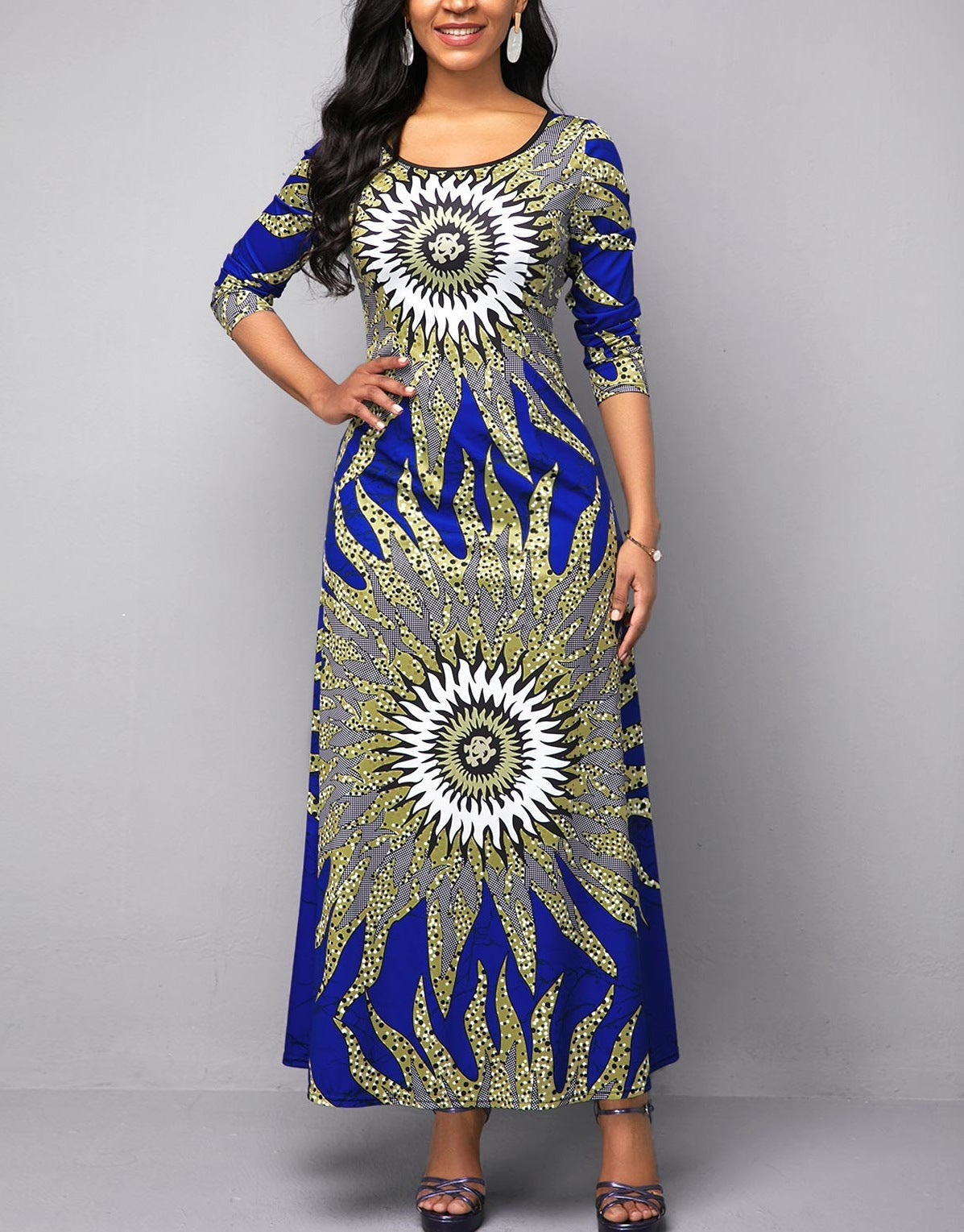 Robe maxi femme avec un impressionnant motif graphique et un col rond Chic und Stil