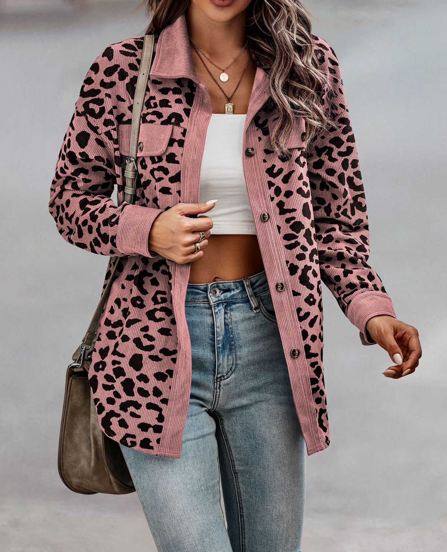 Veste pour femmes en motif léopard avec tissu structuré et poches pratiques Chic und Stil