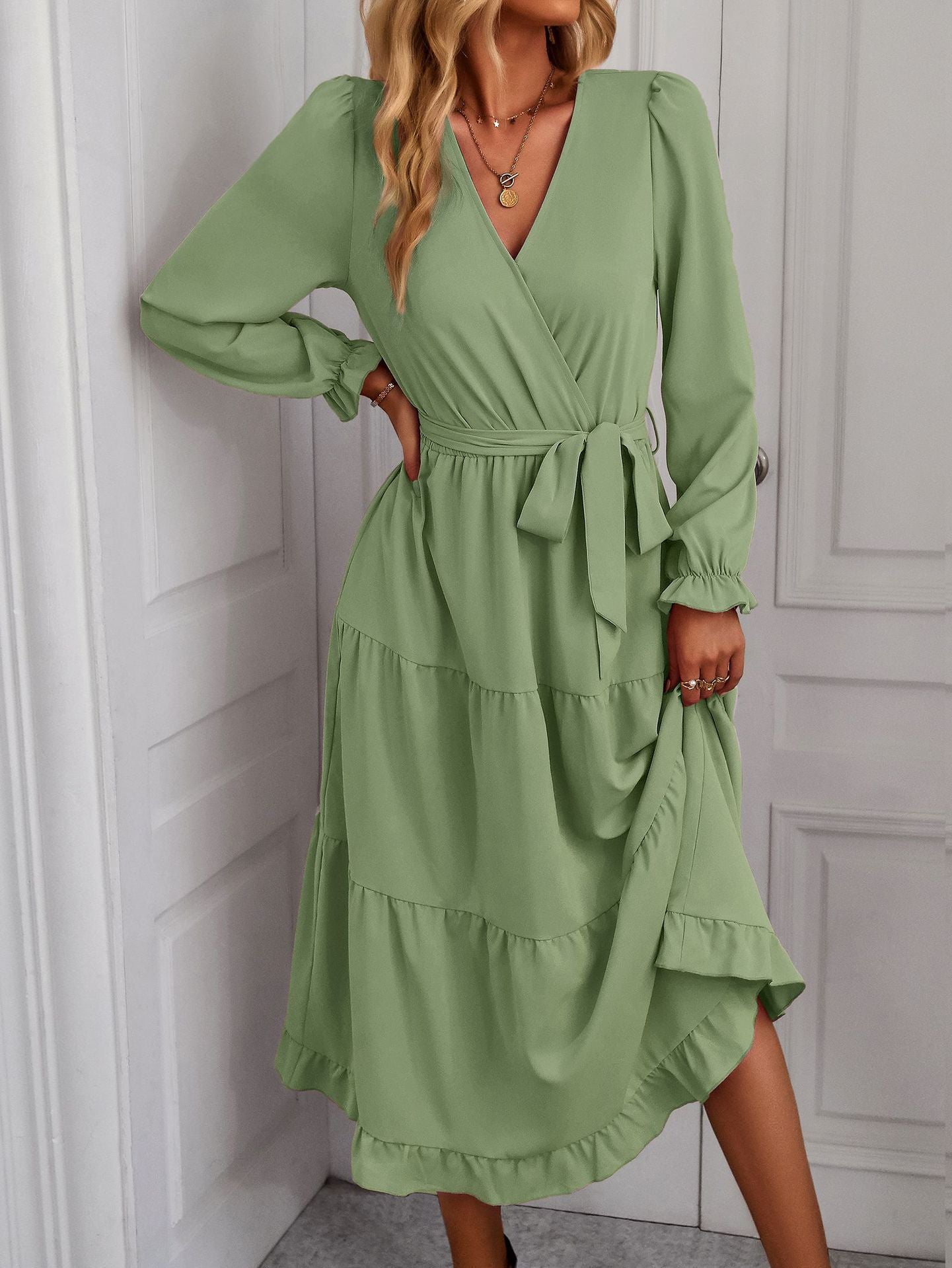 Robe portefeuille élégante pour femmes avec détails en volants et ceinture à la taille Chic und Stil