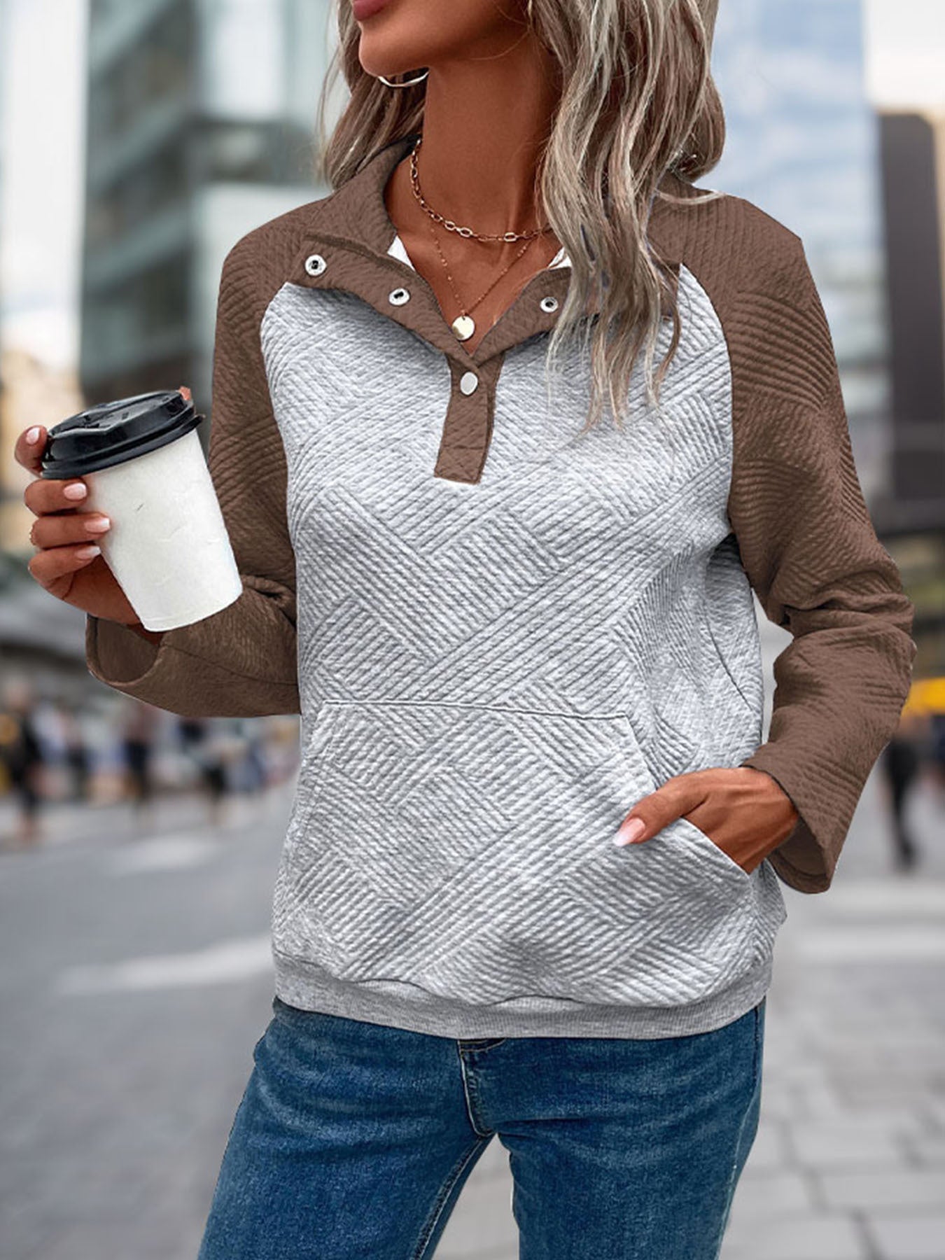 Pull femme à col montant tendance avec surface texturée Chic und Stil