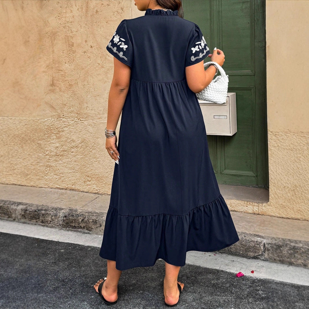 Robe maxi pour femmes avec design floral brodé et jupe volumineuse Chic und Stil