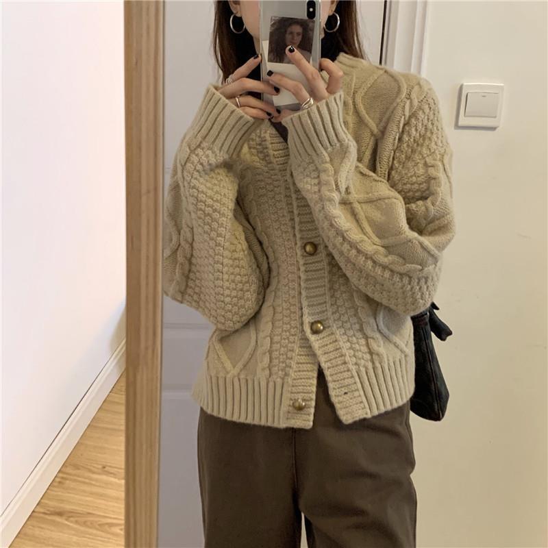 Cardigan en tricot épais pour femmes avec détails en bouton et motif en torsades Chic und Stil