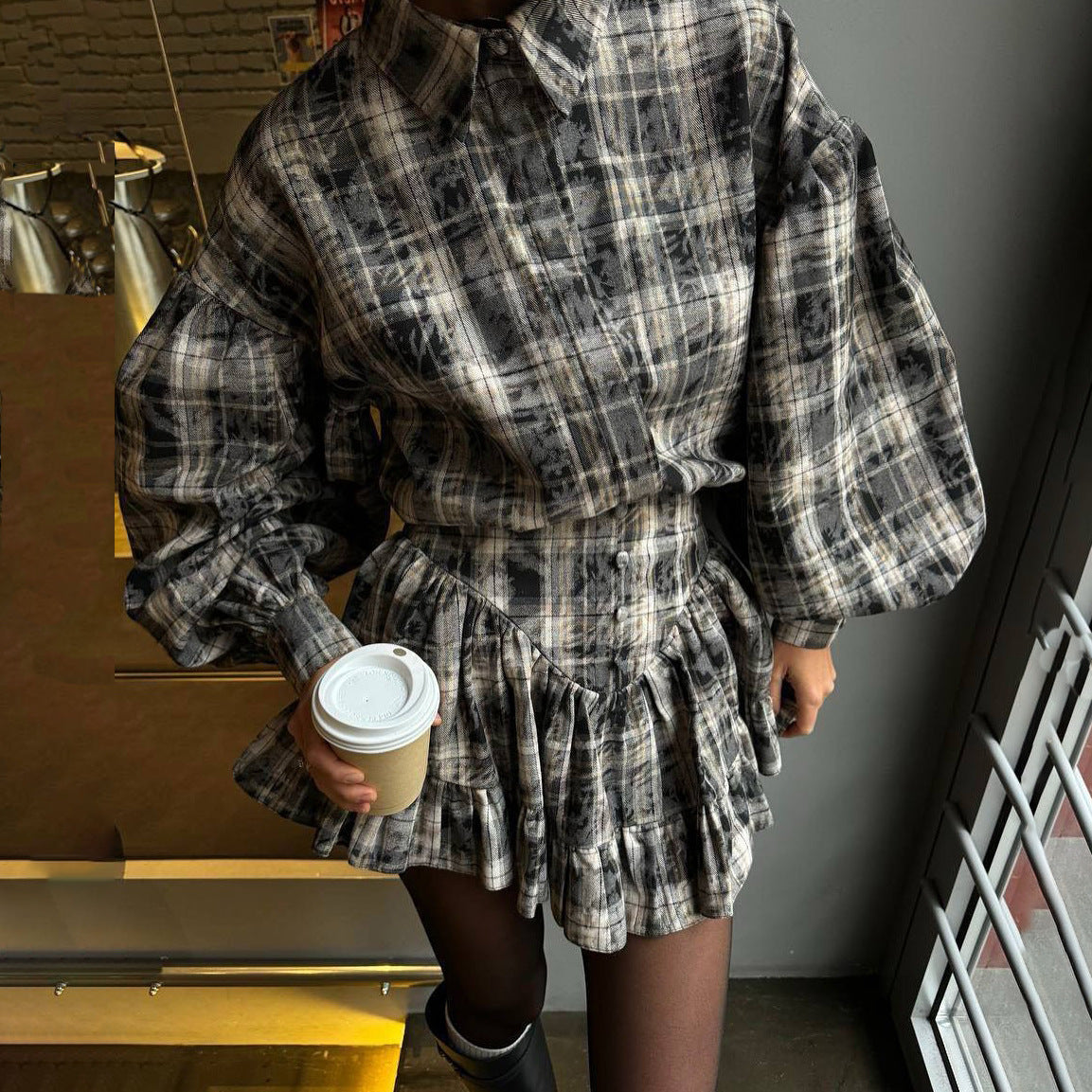 Robe carotte pour femmes avec des manches volumineuses et un ourlet en volants ludique Chic und Stil