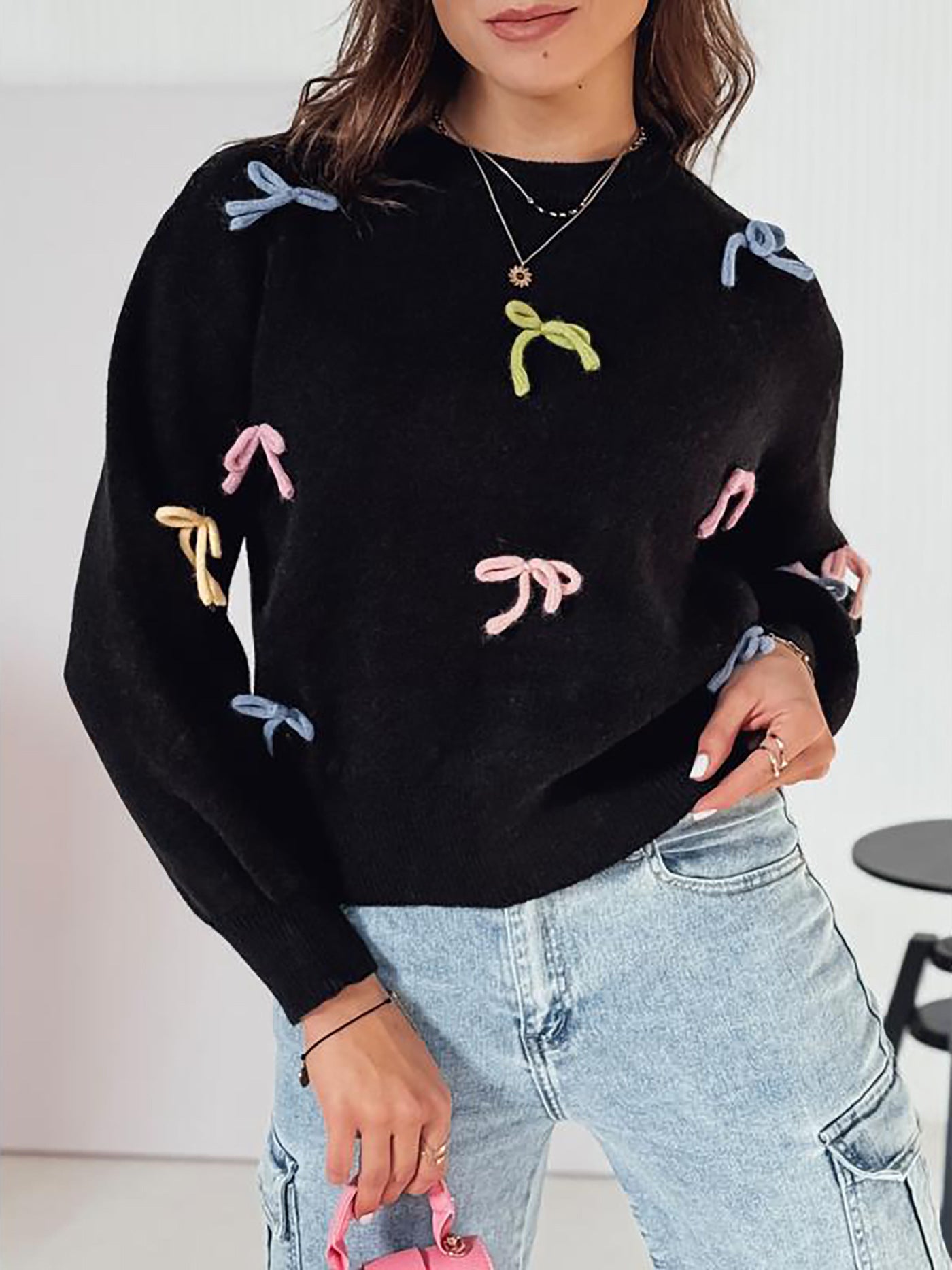 Pull en tricot pour femmes avec des appliques de nœuds ludiques et une coupe décontractée Chic und Stil