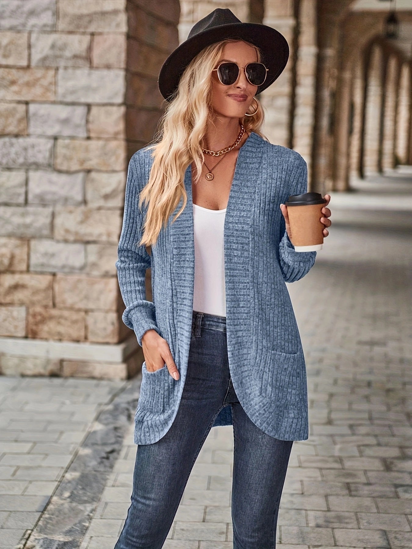 Veste en tricot ouverte pour dames avec surface texturée et poches pratiques Chic und Stil