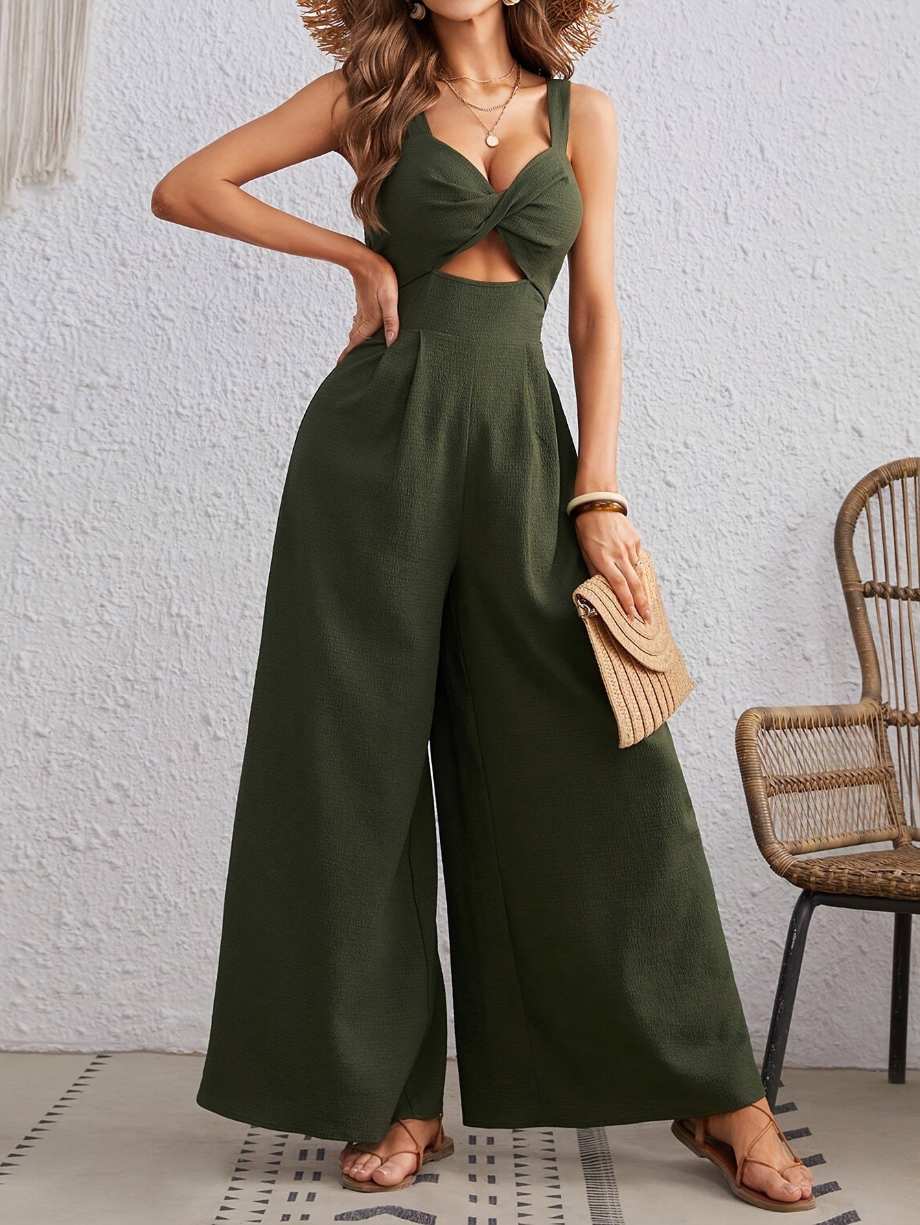 Combinaison pour femmes avec décolleté en V profond et jambes larges Chic und Stil