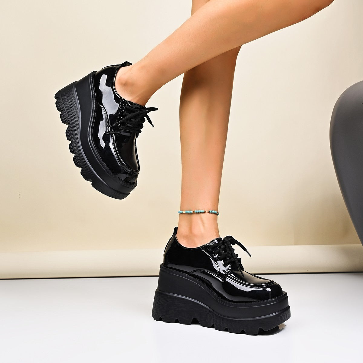 Chaussures à lacets à plateau pour dames avec dessus brillant et semelle antidérapante Chic und Stil