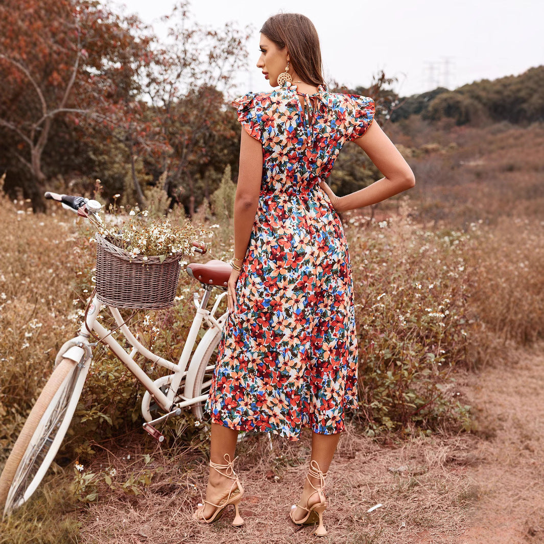 Robe maxi femme avec un imprimé floral joyeux et des détails volantés Chic und Stil