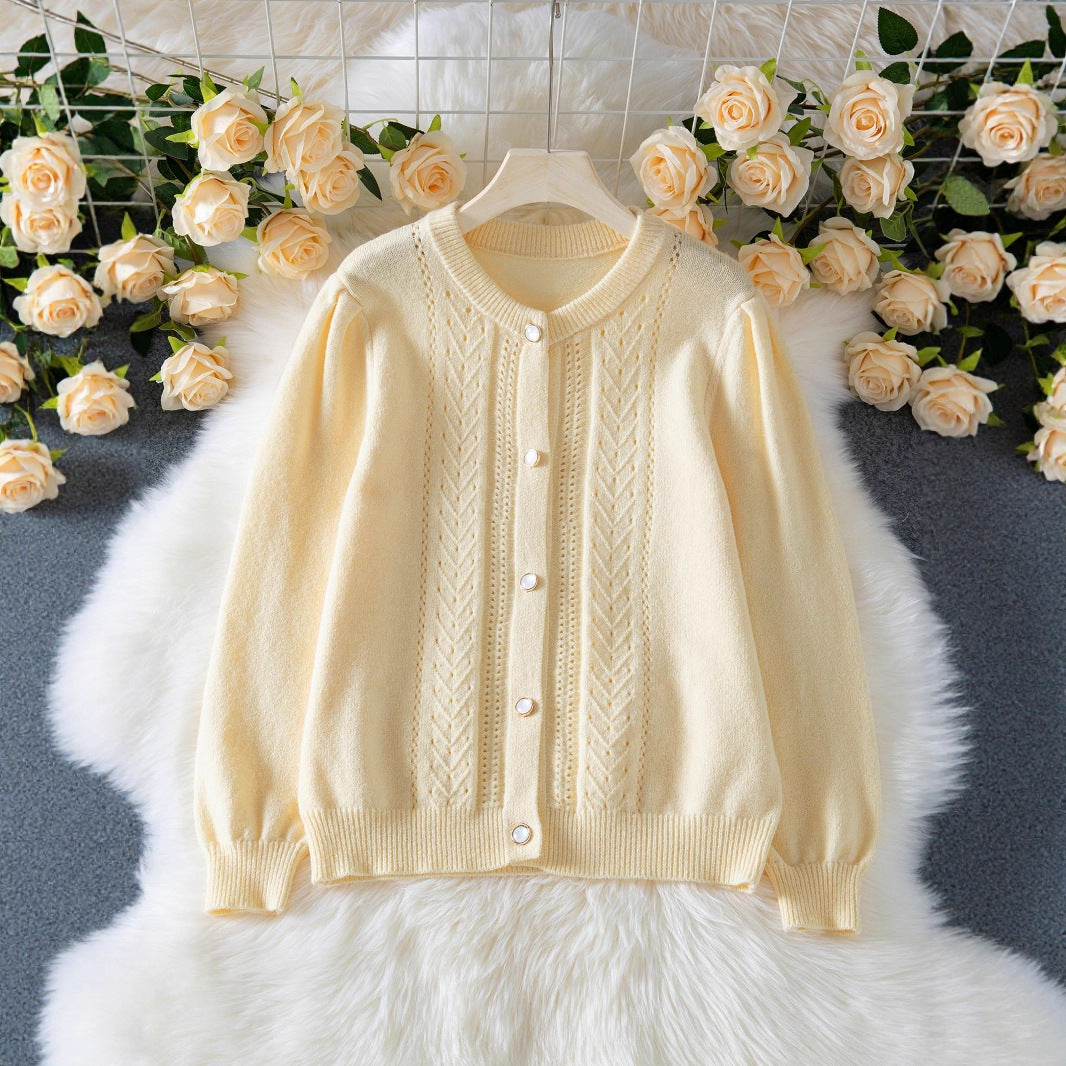 Veste en maille élégante pour femmes avec de fins motifs en losanges et des boutons en nacre Chic und Stil