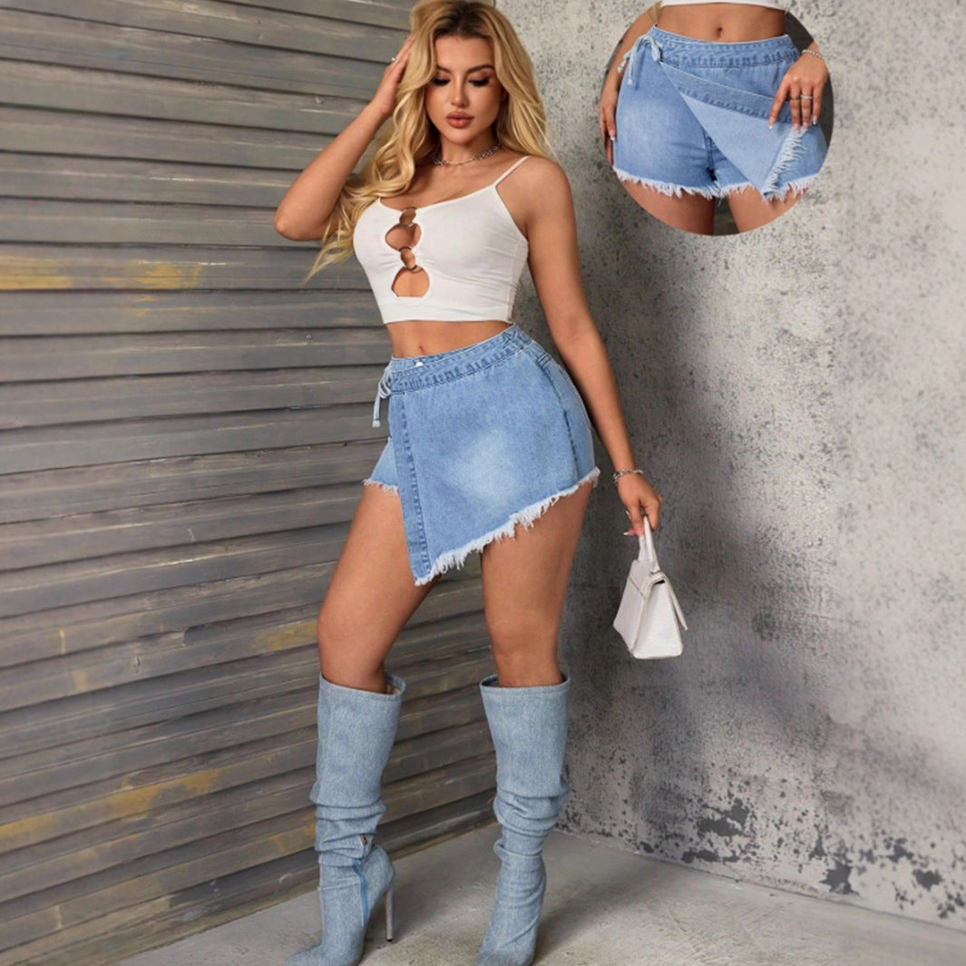Jupe en jean courte pour femmes avec coupe asymétrique et détails effilochés Chic und Stil