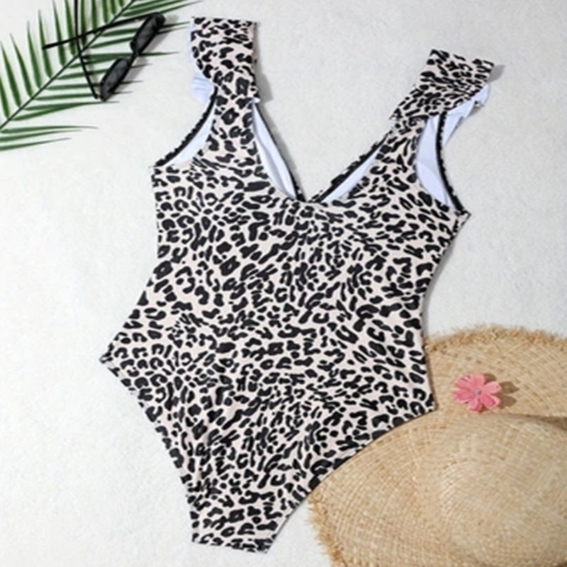 Maillot de bain une pièce élégant pour femmes avec décolleté en V profond et volants Chic und Stil