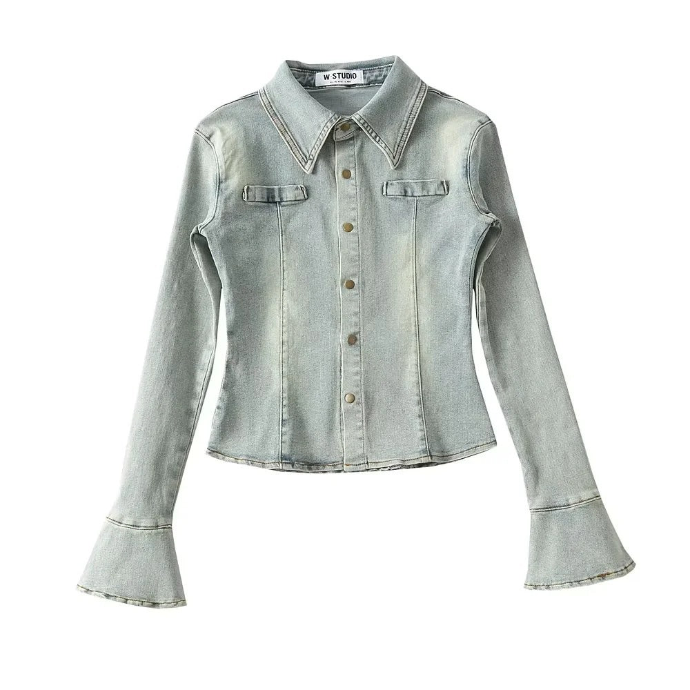Chemise en jean pour femmes avec des manches à cloche à la mode et des poches plaquées Chic und Stil