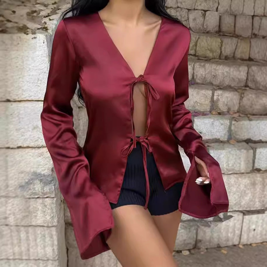 Blouse satin femme avec décolleté en V profond et liens Chic und Stil