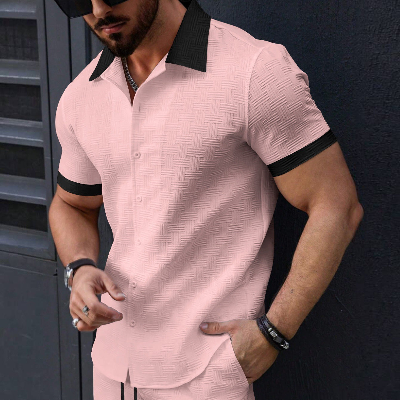 Chemise à manches courtes pour hommes au design structuré avec col contrastant Chic und Stil