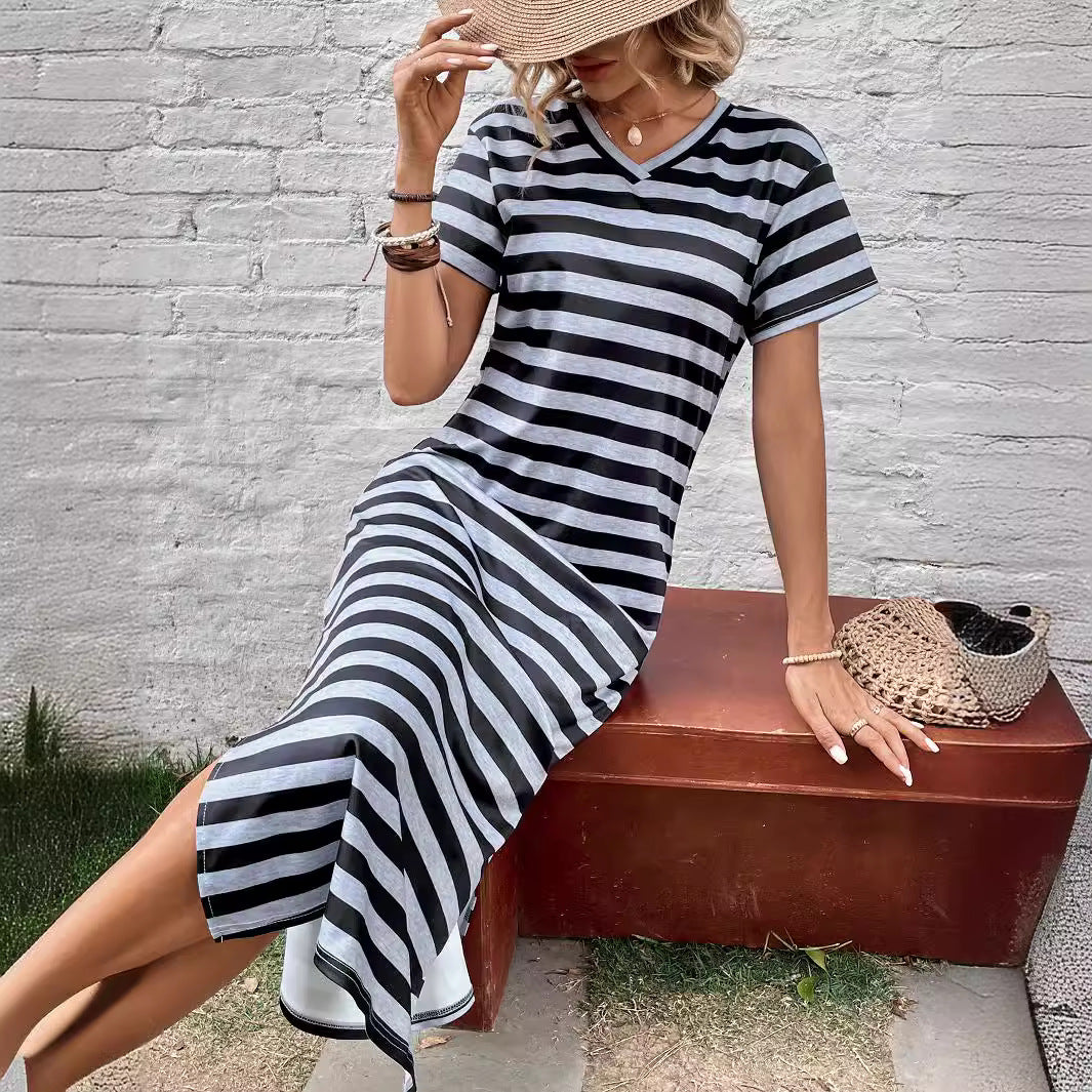 Robe maxi rayée pour femmes au design décontracté à décolleté en V avec fentes latérales Chic und Stil