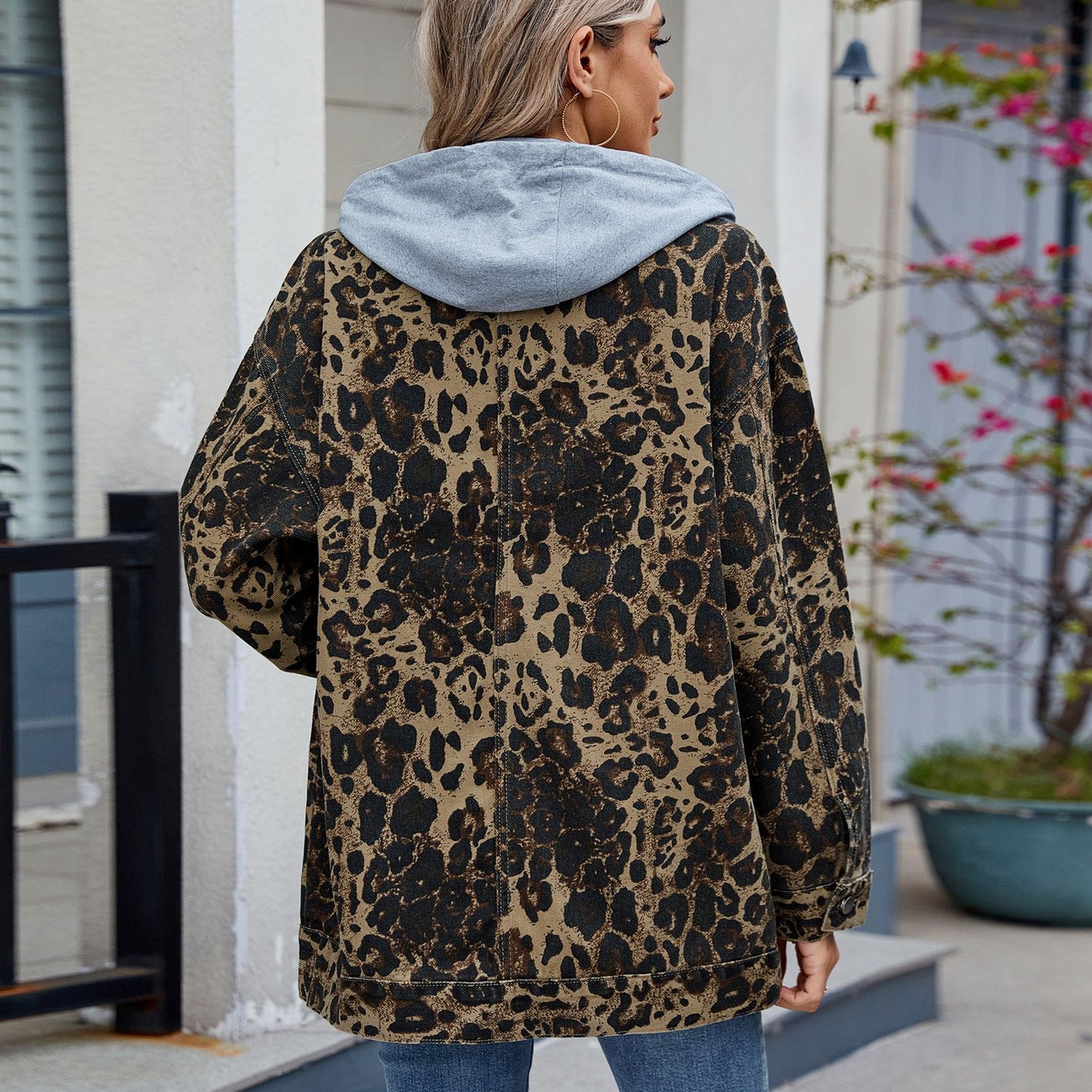 Veste en jean oversize pour femmes au design léopard moderne avec une coupe décontractée Chic und Stil