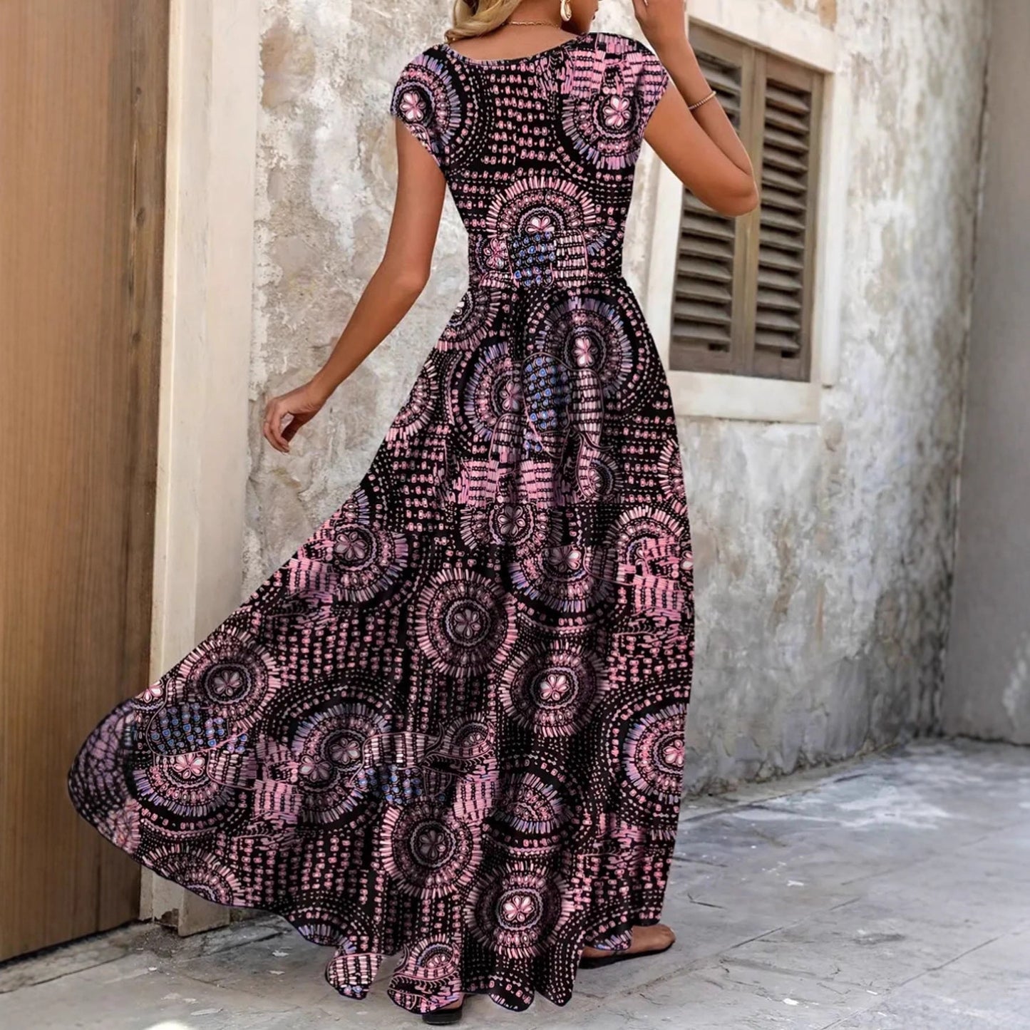 Robe Maxi pour femmes avec design floral et décolleté en V flatteur Chic und Stil