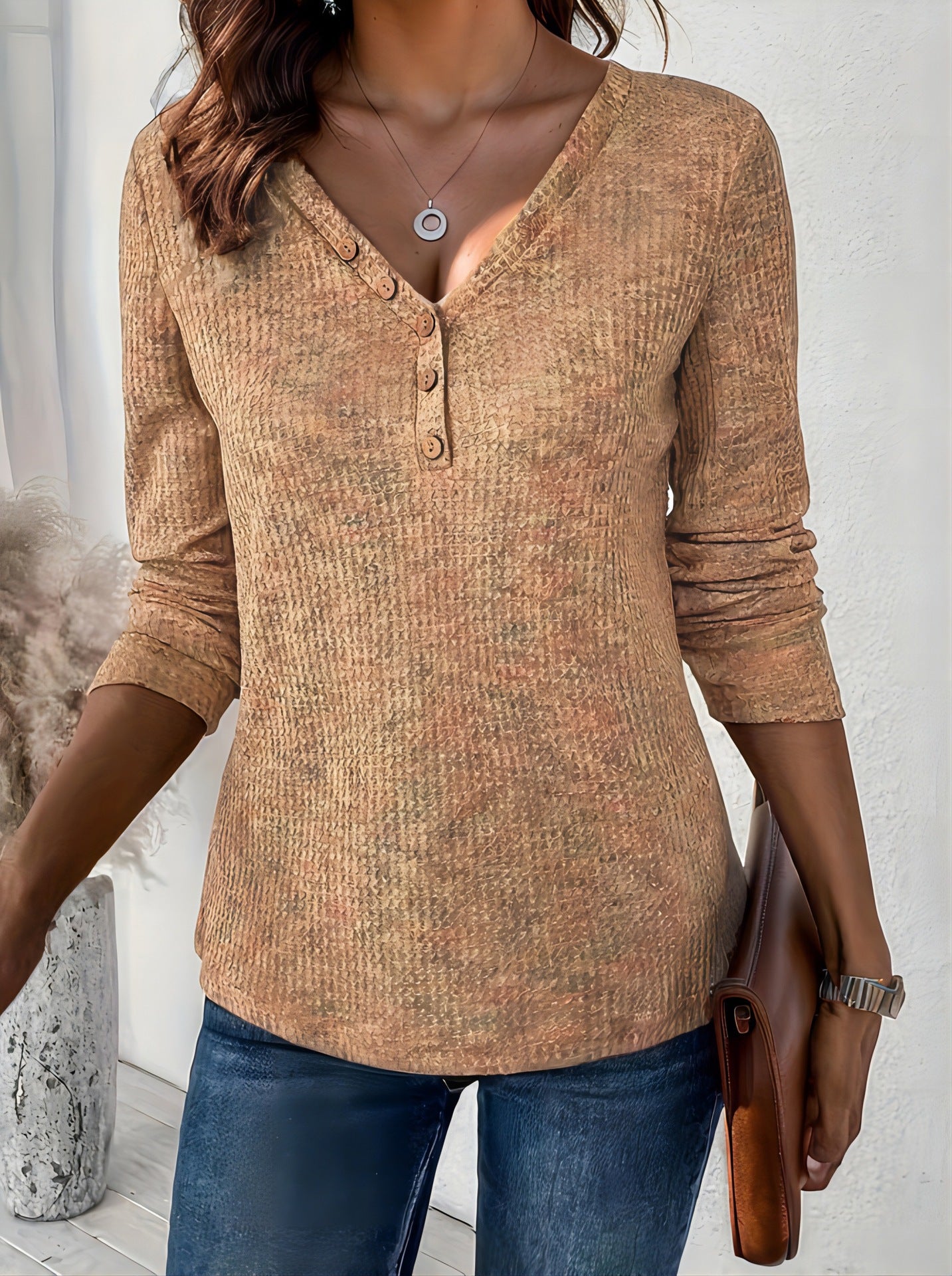 Chemise à manches longues pour femmes avec décolleté texturé et détails de boutons Chic und Stil