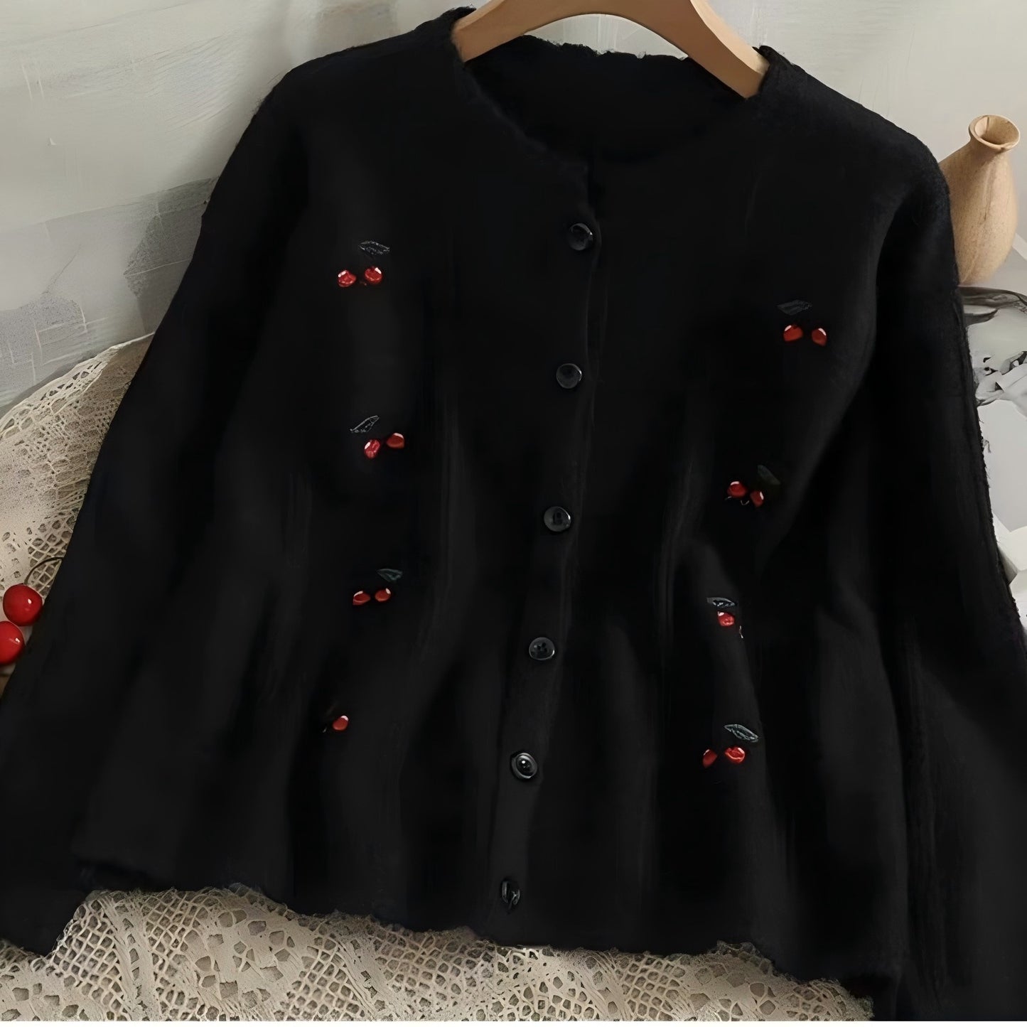 Cardigan pour femmes avec motif floral et fermeture à boutons Chic und Stil