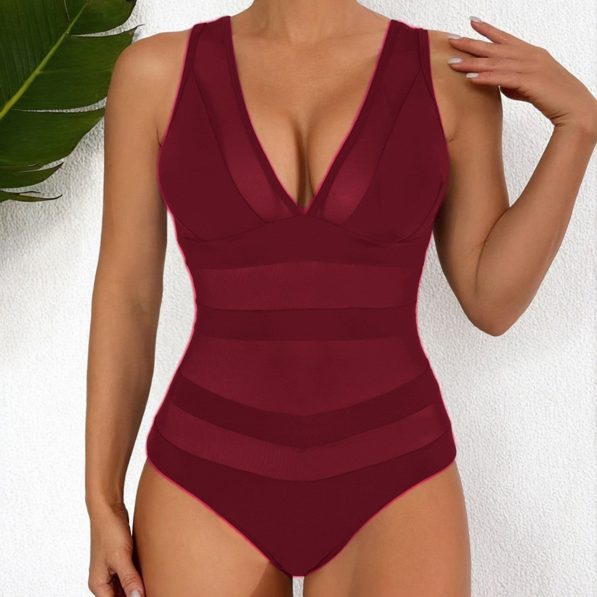 Maillot de bain designer pour femmes avec décolleté en V profond et inserts en mesh raffinés Chic und Stil