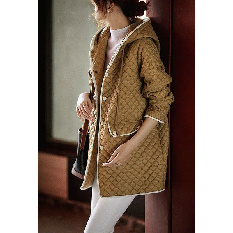 Veste matelassée à capuche avec poches Chic und Stil pour femmes